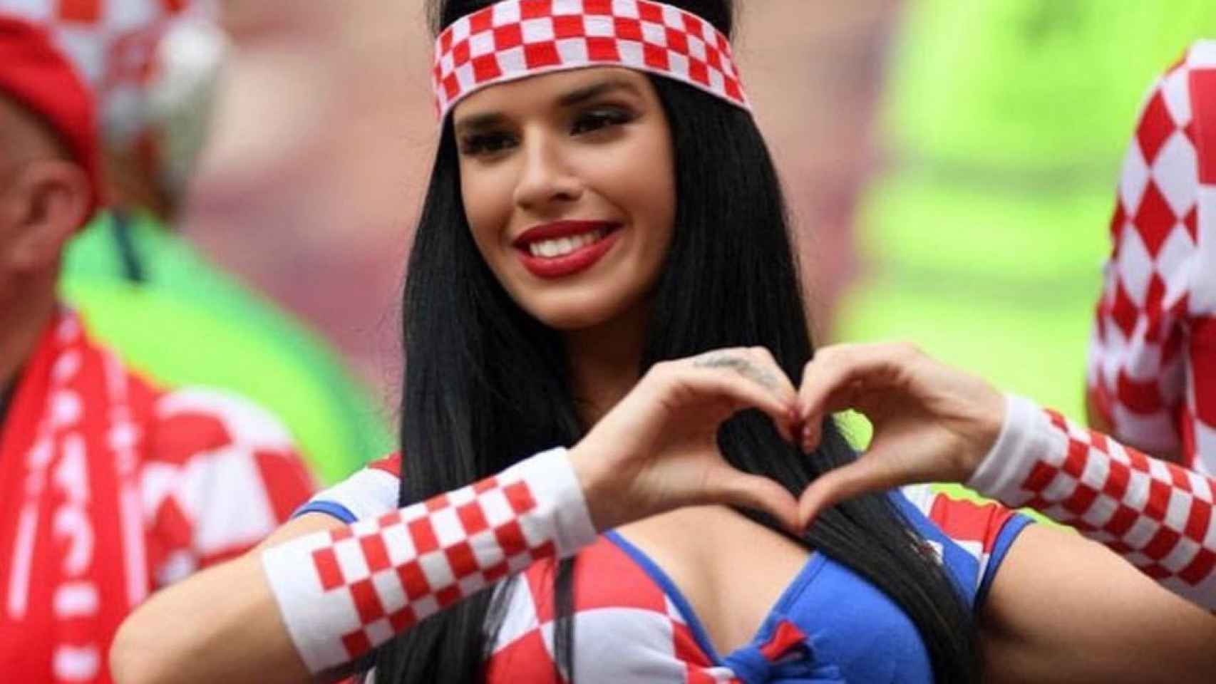 Ivana Knoll animando a Croacia durante un partido del Mundial
