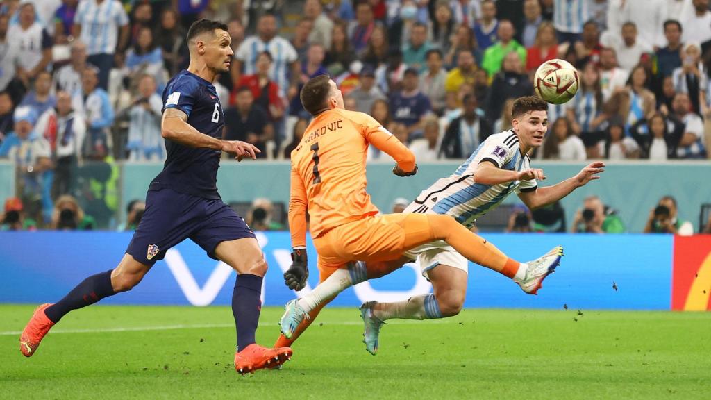 Penalti de Dominik Livakovic sobre Julián Álvarez, durante el Argentina - Croacia del Mundial de Qatar 2022