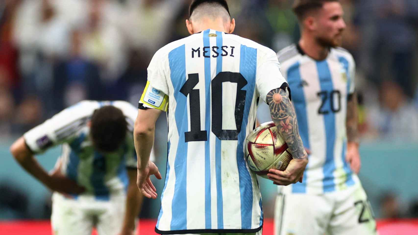 Leo Messi, con el balón para el inicio de la segunda parte de la semifinal del Mundial de Qatar 2022
