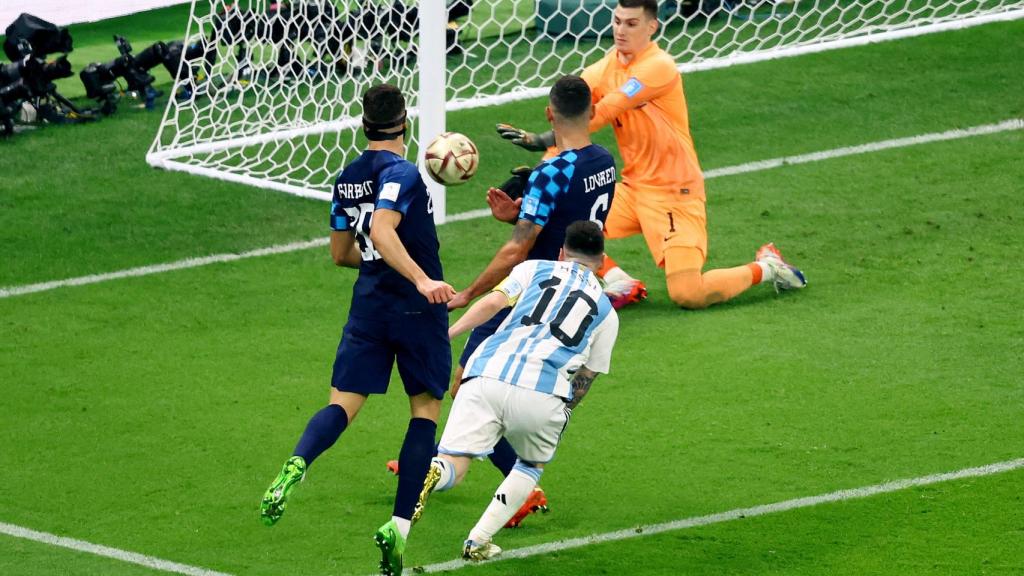 Parada de Dominik Livakovic ante Leo Messi