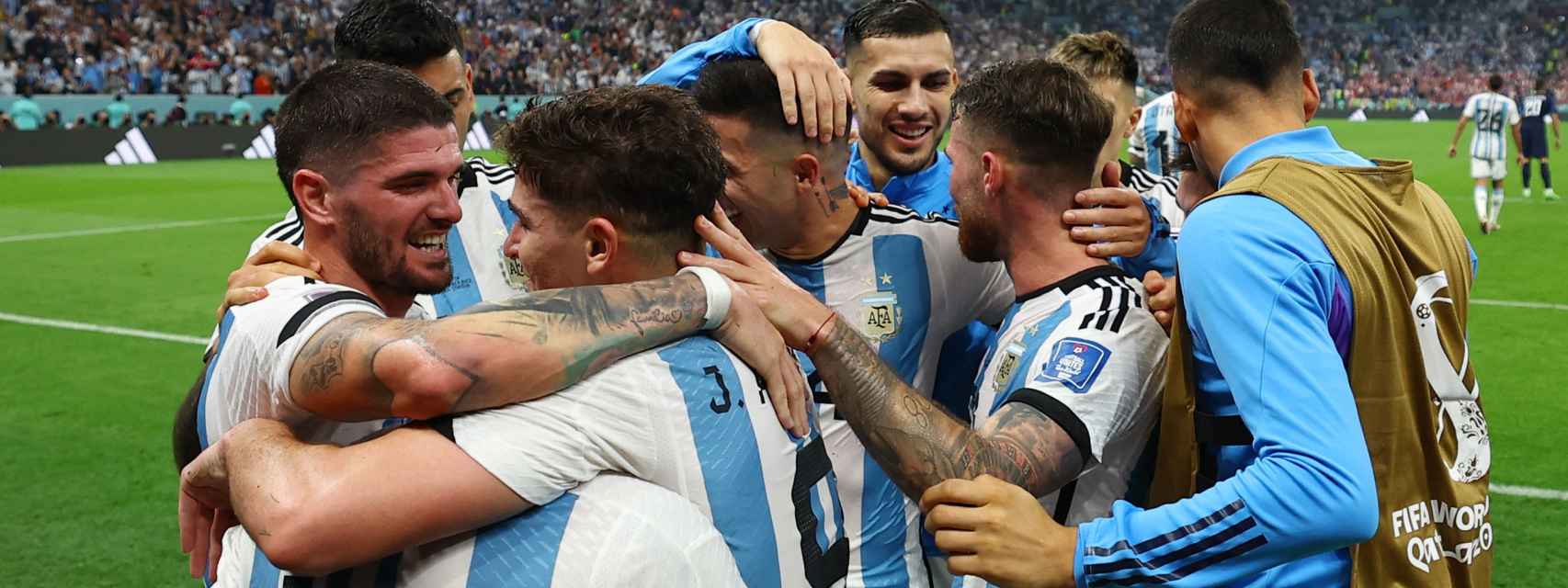 Piña de los jugadores de la selección de Argentina para celebrar el 3-0 ante Croacia en la semifinal del Mundial de Qatar 2022
