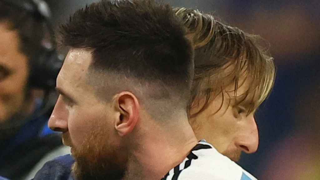 Abrazo entre Modric y Messi tras la semifinal del Mundial de Qatar 2022