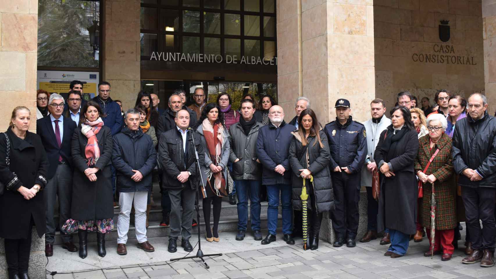 Concentración a las puertas del Ayuntamiento de Albacete