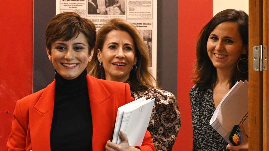 Las ministras portavoz, Isabel Rodríguez; de Transportes, Raquel Sánchez; y de Derechos Sociales, Ione Belarra, este martes a la salida del Consejo de Ministros, en el Palacio de la Moncloa.