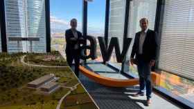Javier Jiménez, director general de Lanzadera, y Miguel Álava, director general de Amazon Web Services España y Portugal, en las instalaciones de Amazon.