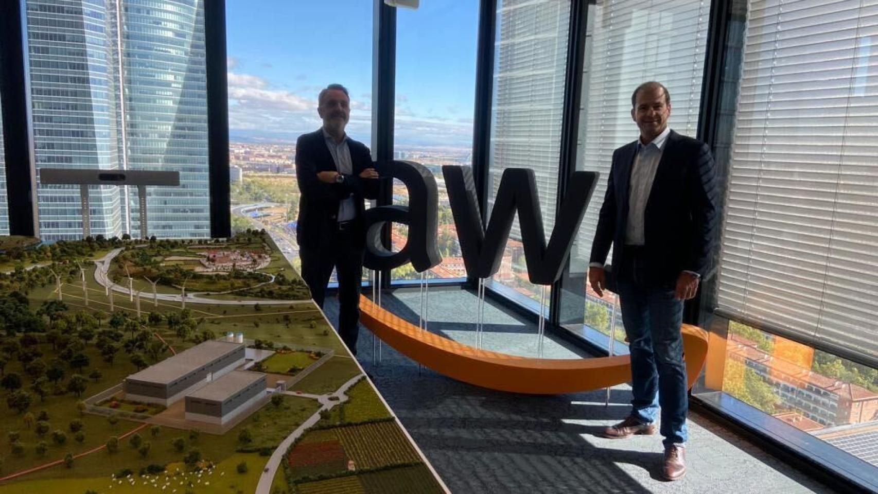 Javier Jiménez, director general de Lanzadera, y Miguel Álava, director general de Amazon Web Services España y Portugal, en las instalaciones de Amazon.