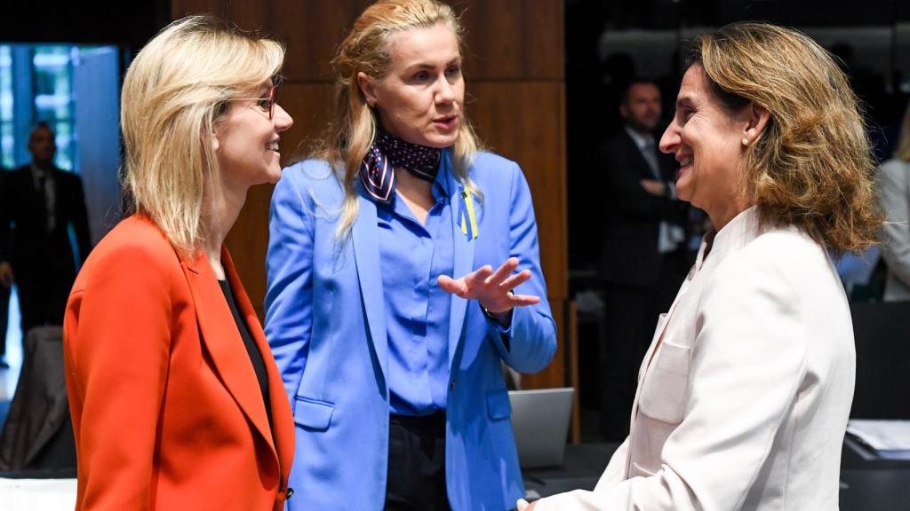 La vicepresidenta Teresa Ribera conversa con su homóloga francesa, Agnès Pannier-Runacher, y con la comisaria de Energía, Kadri Simson, durante una reunión en Bruselas