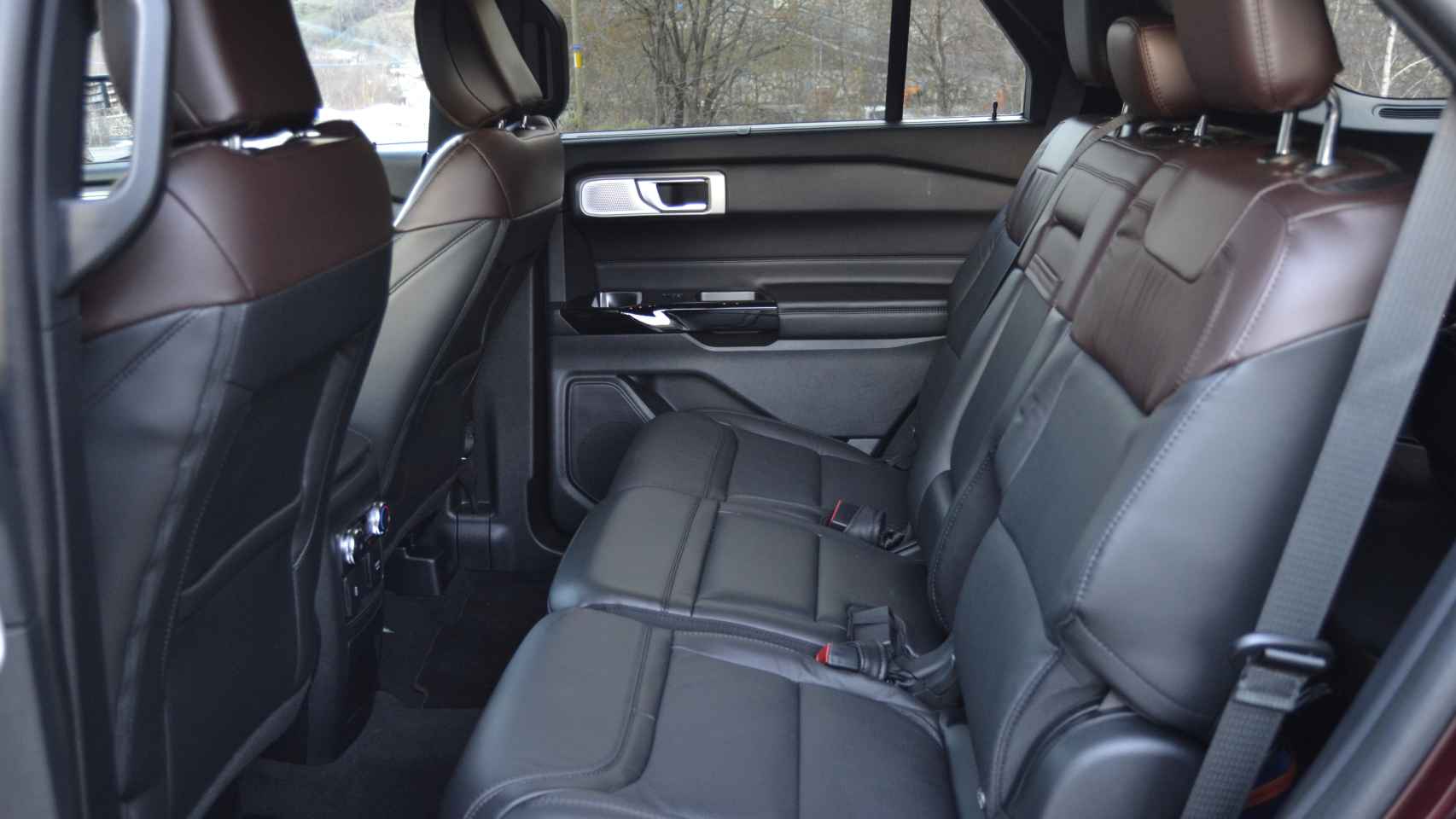 El Ford Explorer cuenta con tres asientos individuales en la segunda fila.