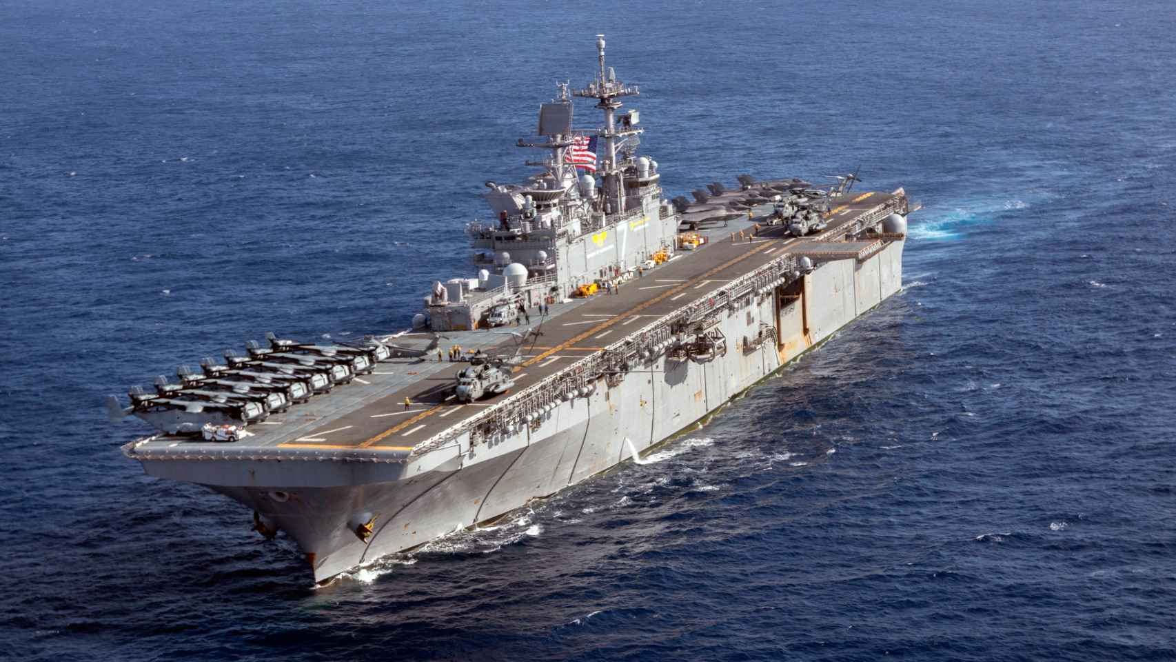 El USS Trípoli durante una de sus pruebas.