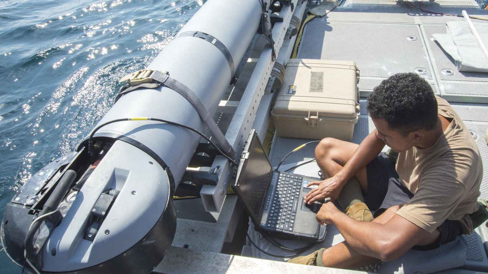 Un técnico revisando los datos proporcionados por un dron submarino