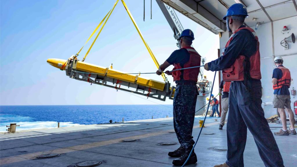 Un dron de tipo Knifefish recuperado por dos operarios de la US Navy