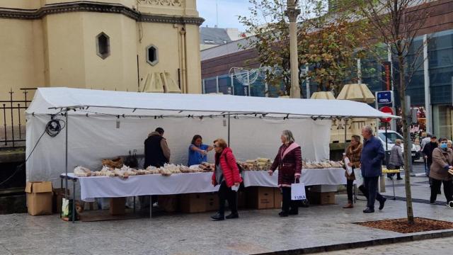 Puesto de rosquilla en la inmediaciones de la iglesia de Santa Lucía.