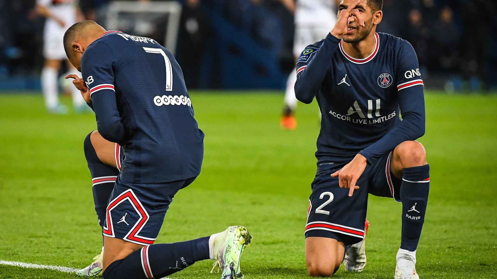 Kylian Mbappé y Achraf Hakimi celebran juntos un gol