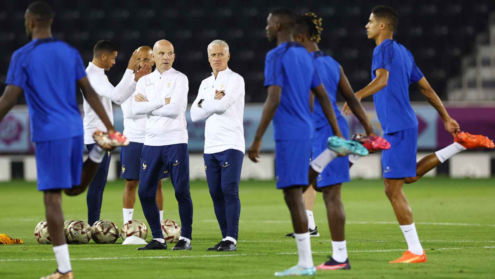 Deschamps y su cuerpo técnico dirigiendo un entrenamiento de la selección de Francia