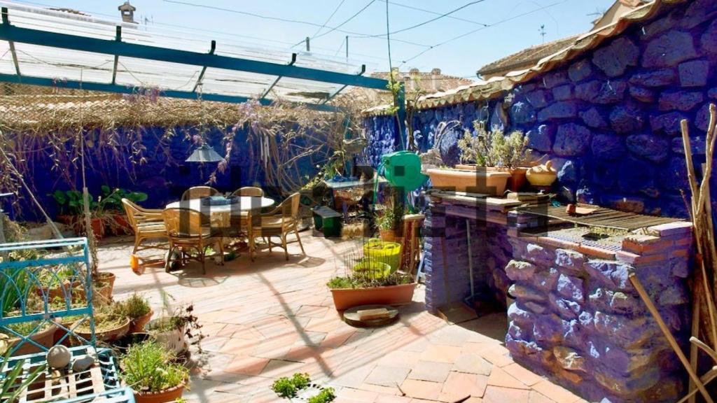 Uno de los patios donde se puede ver el color azul tan característico de la casa