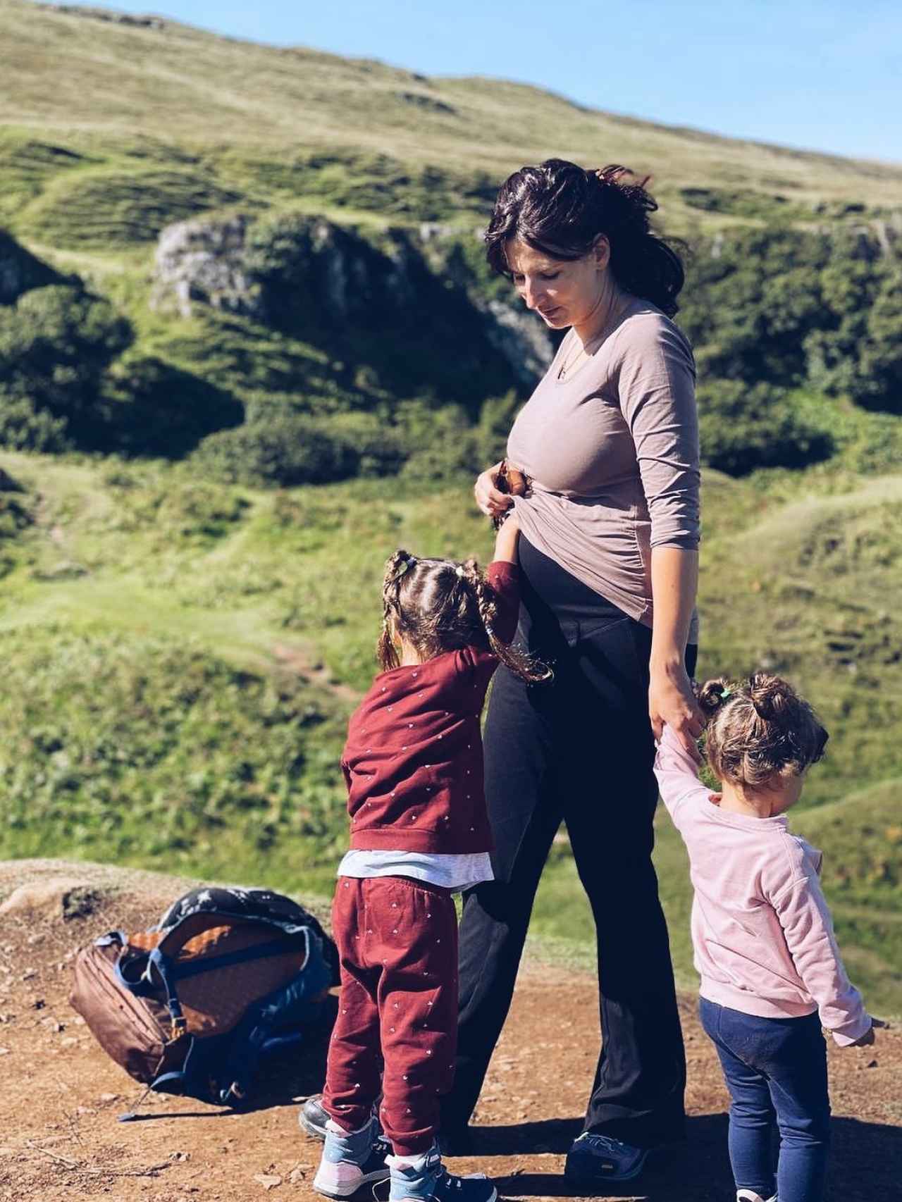 Anna, embarazada, con sus hijas en una imagen de Instagram.