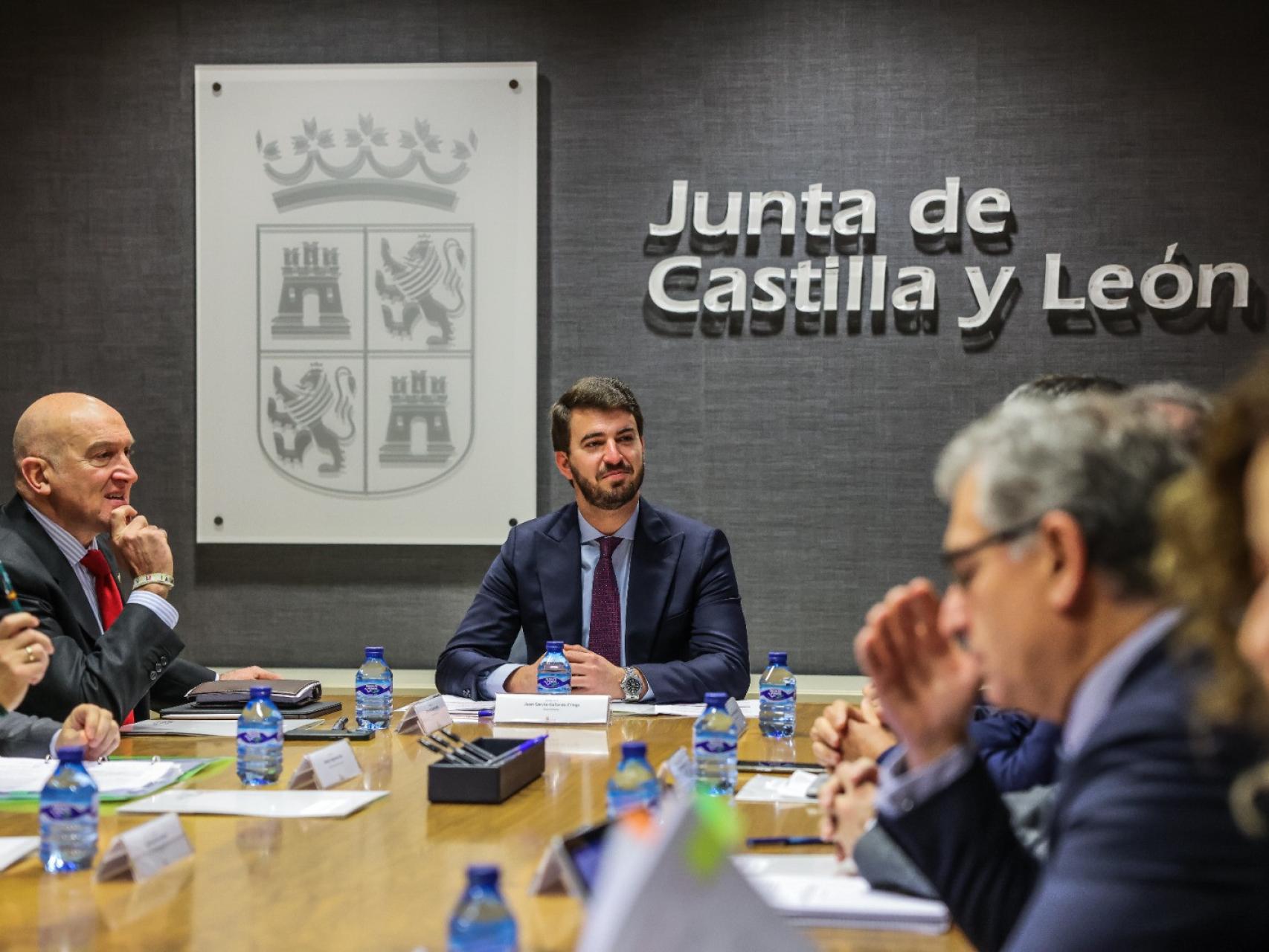 El vicepresidente de la Junta, Juan García-Gallardo, preside este miércoles la primera reunión de la Comisión de Simplificación, Eliminación y Reducción de Cargas y Trabas Administrativas.