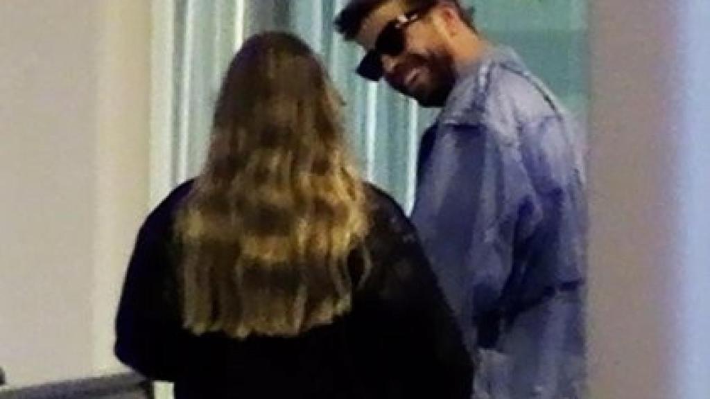 Gerard Piqué sonriéndole a su pareja sentimental, Clara Chía Martí.