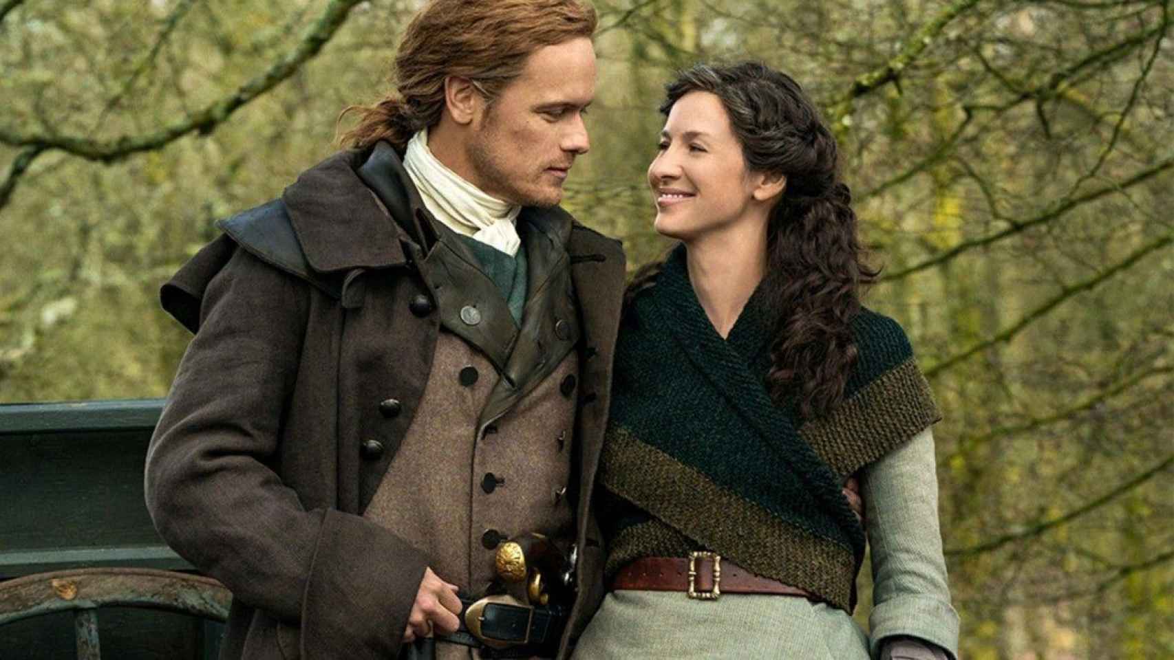 Jamie y Claire en 'Outlander'.