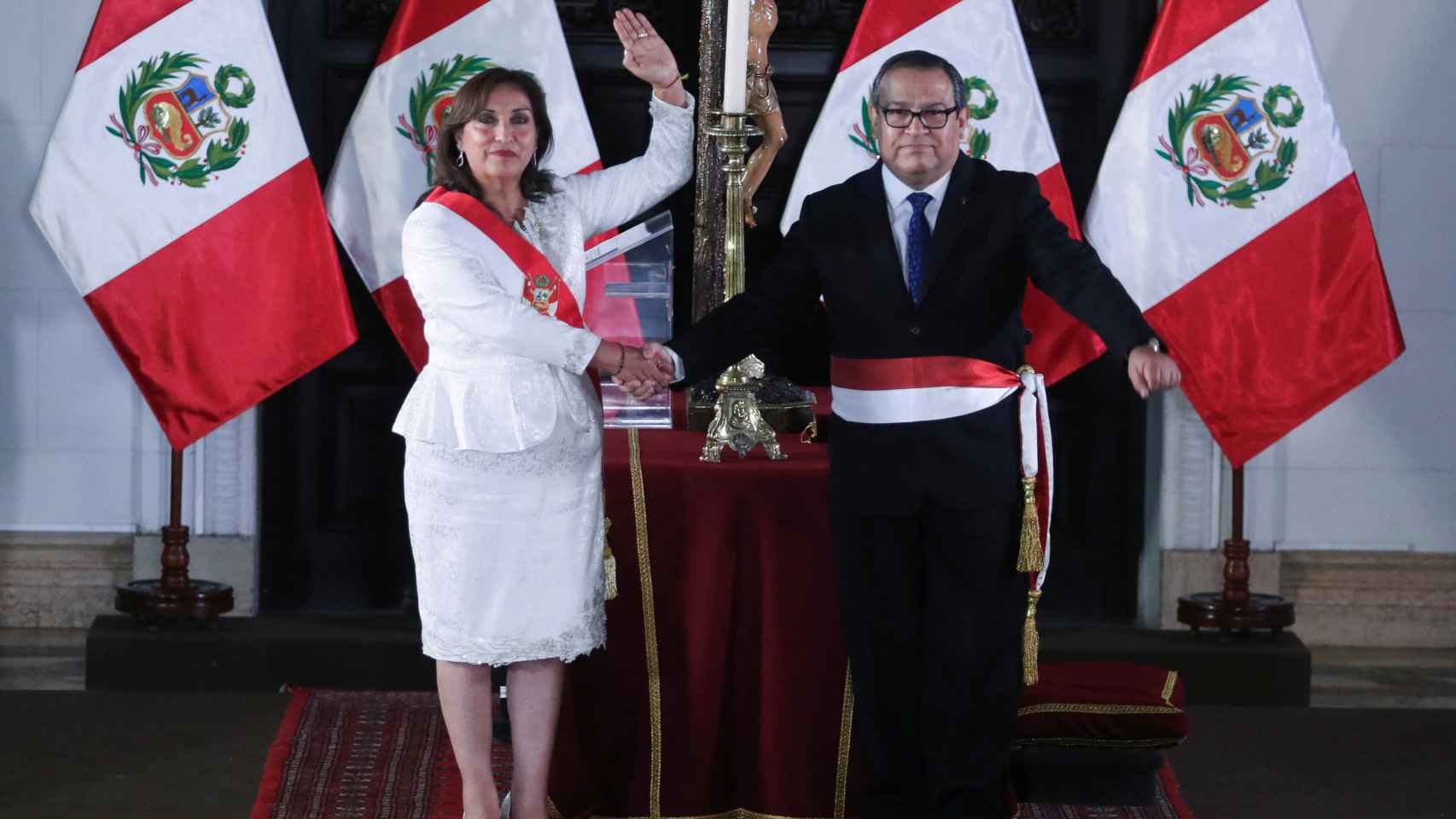 El ministro de Defensa, Alberto Otárola, junto a la nueva presidenta peruana, Dina Boluarte.