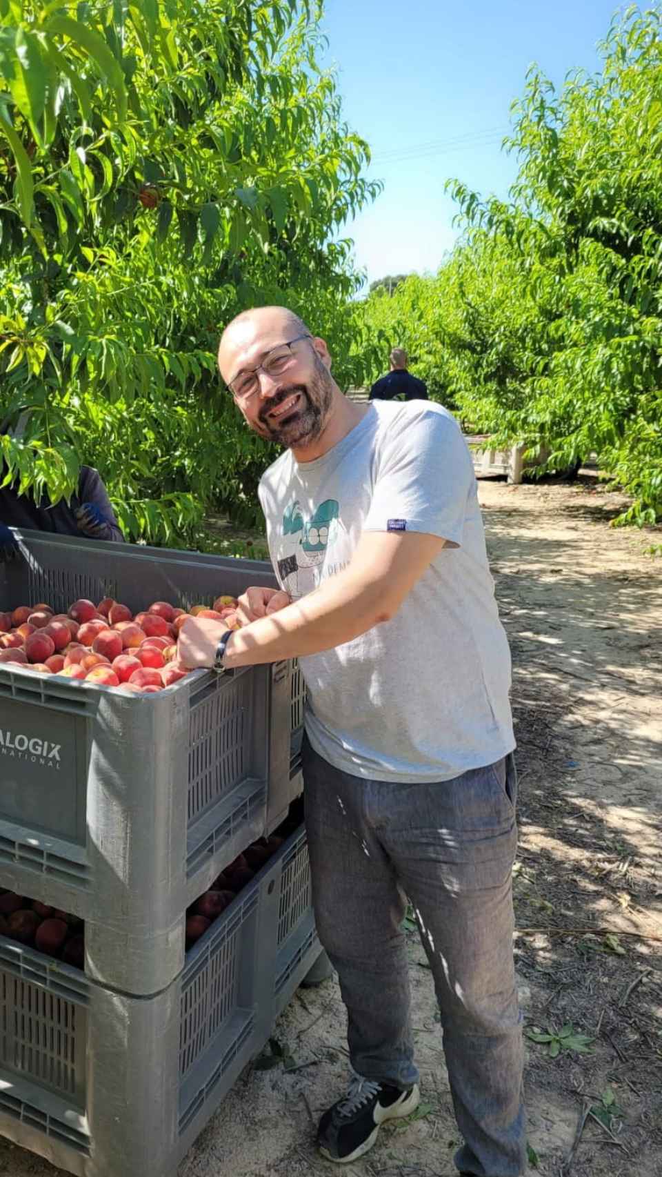 El empresario y programador informático José David Moreno en un campo con árboles frutales en la Región de Murcia.
