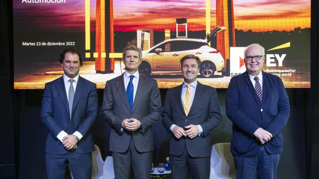 De izquierda a derecha, Xavier Ferré (EY), Francisco J. Riberas (SERNAUTO), Federico Linares (EY) y Galo Gutiérrez (MINCOTUR).