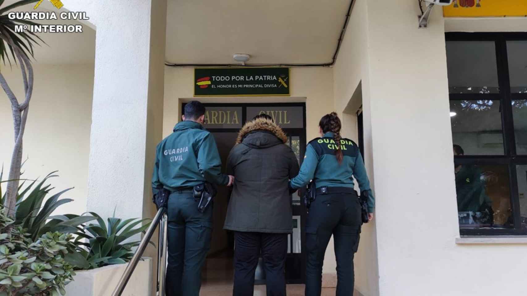 La Guardia Civil detiene a un ex convicto delincuente por la comisión de nuevos delitos en Calpe.