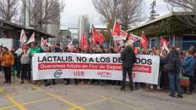 Trabajadores y miembros del Comité de Empresa de Flor de Esgueva, a las puertas de la planta de Peñafiel