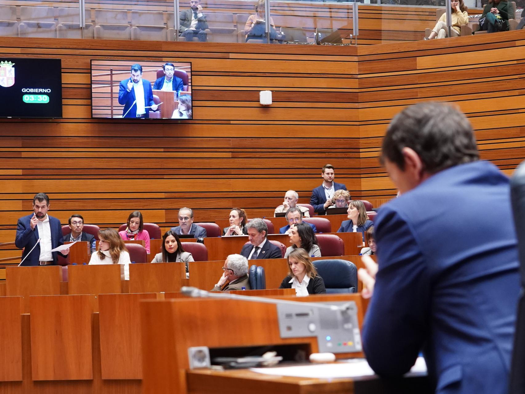 El dirigente socialista, Luis Tudanca, interpela al presidente de la Junta, Alfonso Fernández Mañueco, este miércoles en el pleno de las Cortes.