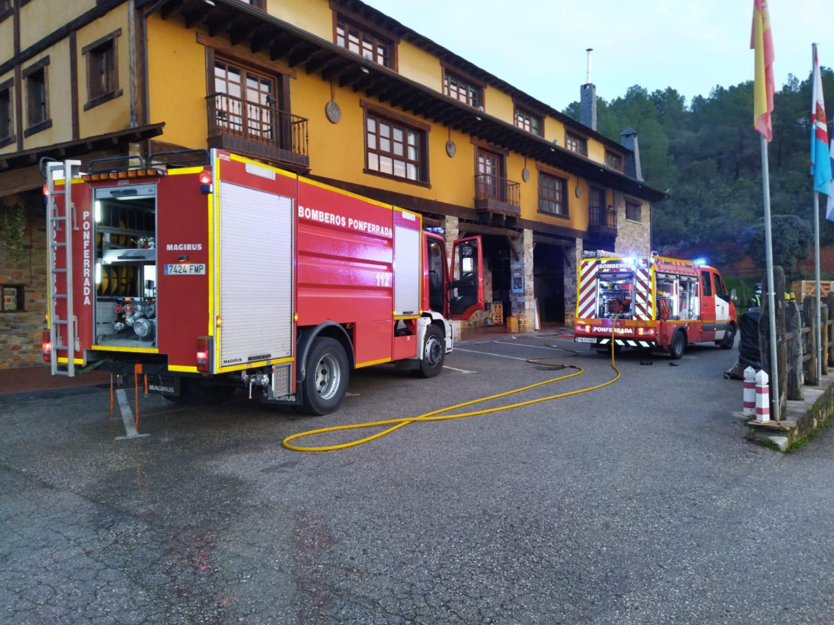 Los efectivos de bomberos del Ayuntamiento de Ponferrada en el exterior del Palacio de Canedo.