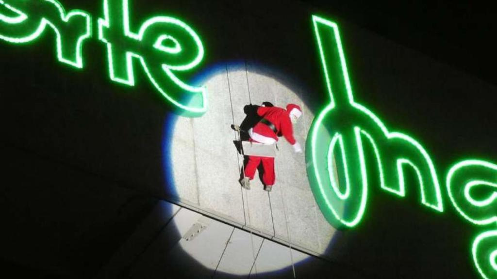 Papá Noel descendiendo por la fachada de El Corte Inglés