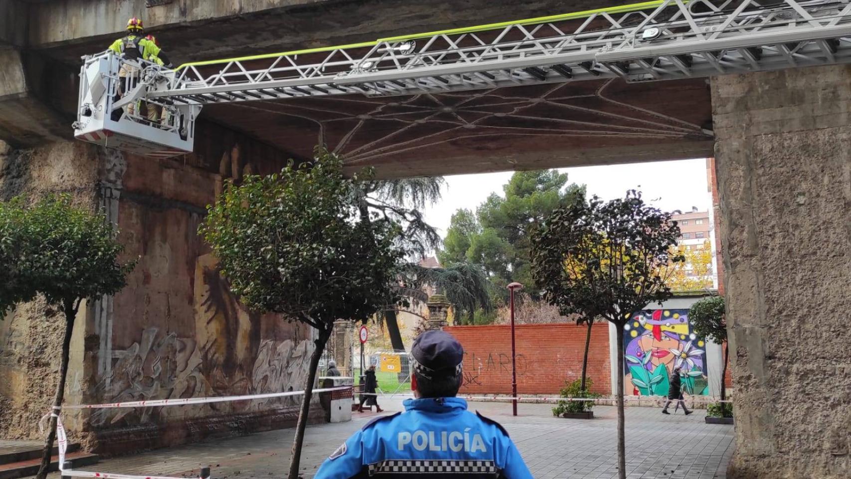 Imagen de la actuación de los Bomberos junto a la Policía Local en el viaducto de Arco de Ladrillo