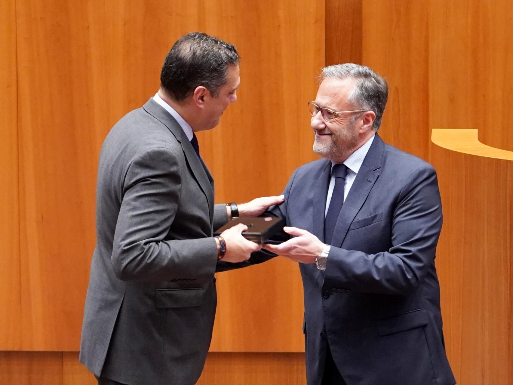 El nuevo procurador por Zamora, Alberto Castro, recibe la medalla de las Cortes de manos del presidente, Carlos Pollán, este miércoles.