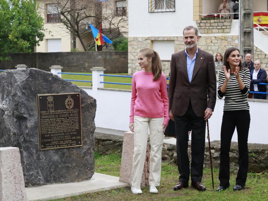 La princesa Leonor junto a sus padres en el pueblo ejemplar de Cadavedo.