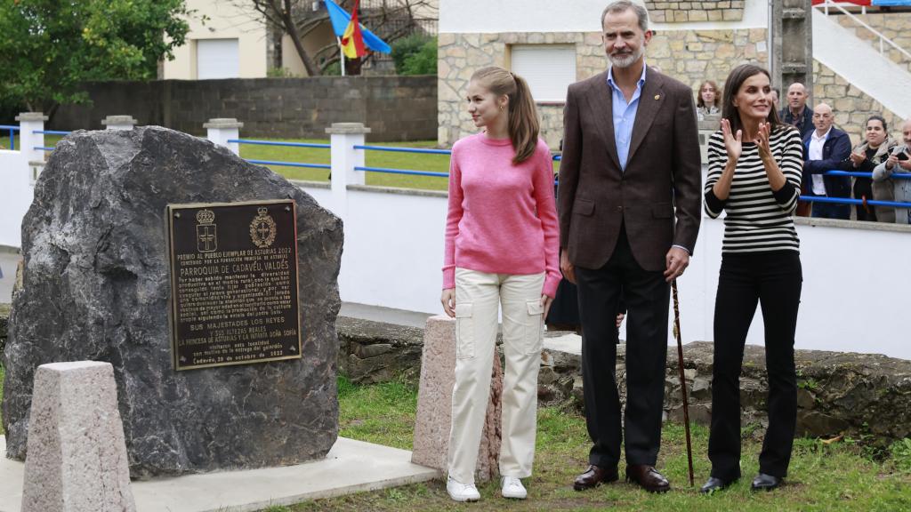 La princesa Leonor junto a sus padres en el pueblo ejemplar de Cadavedo.