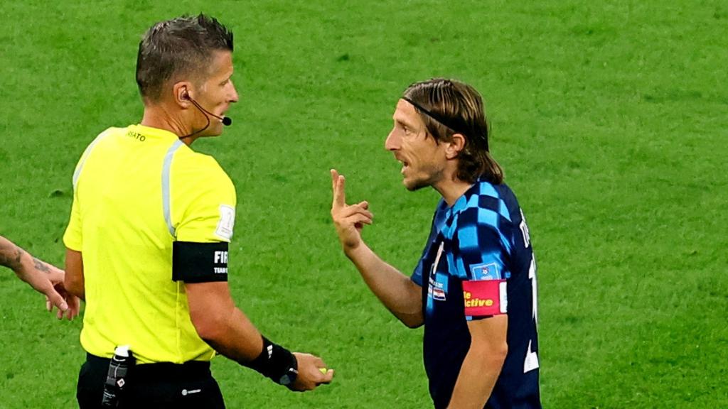 Luka Modric protesta al colegiado italiano Daniele Orsato