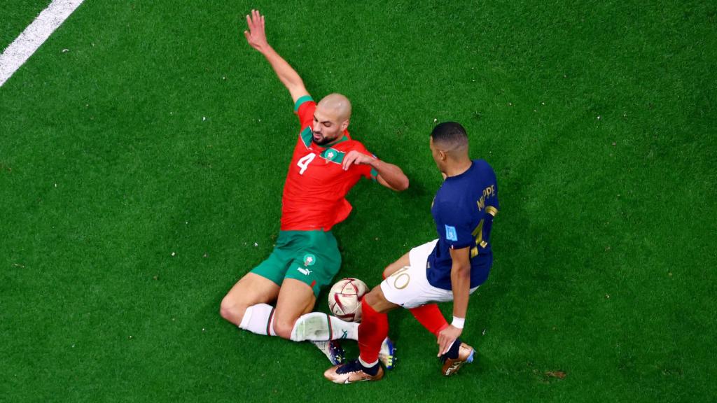 Dura entrada de Amrabat a Mbappé