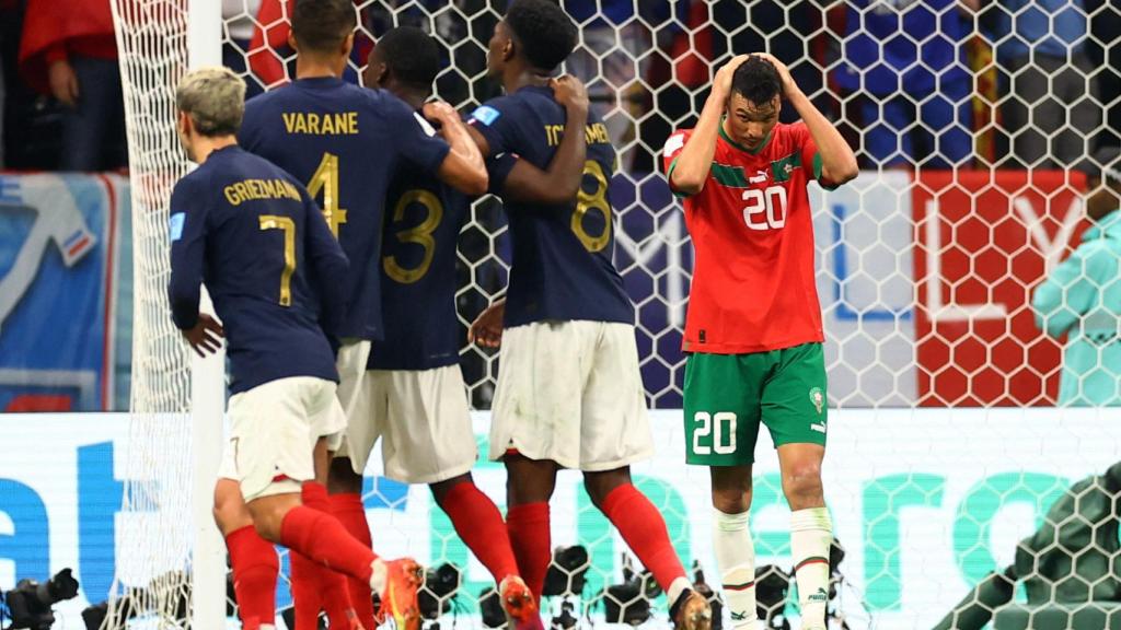 Jugadores franceses celebran el gol ante la decepción de Marruecos.
