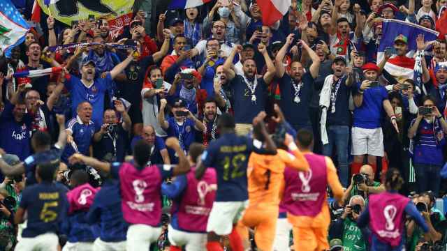 Los jugadores de Francia celebran con sus aficionados el pase a la final del Mundial