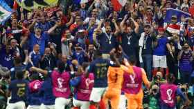 Los jugadores de Francia celebran con sus aficionados el pase a la final del Mundial