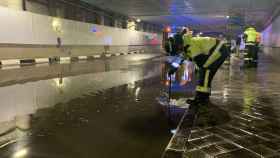 Bomberos de Madrid efectúan limpiezas en zonas inundadas por las intensas lluvias.