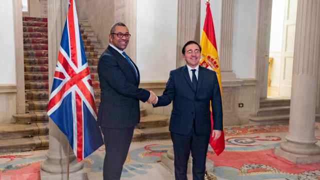 James Cleverly y José Manuel Albares, ministros de Exteriores de Reino Unido y España, reunidos en el Palacio de Viana.