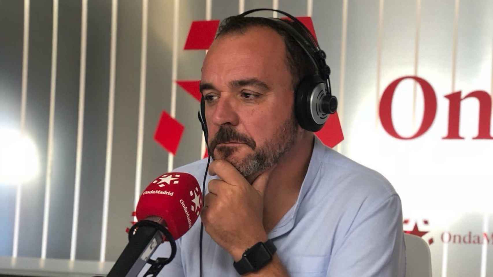El periodista Juan Pablo Colmenarejo, en el estudio de Onda Madrid.