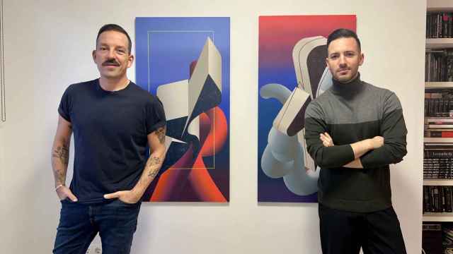Pedro Alarcón y Christian Mellado, junto a una de las obras de la exposición 'Slide'.