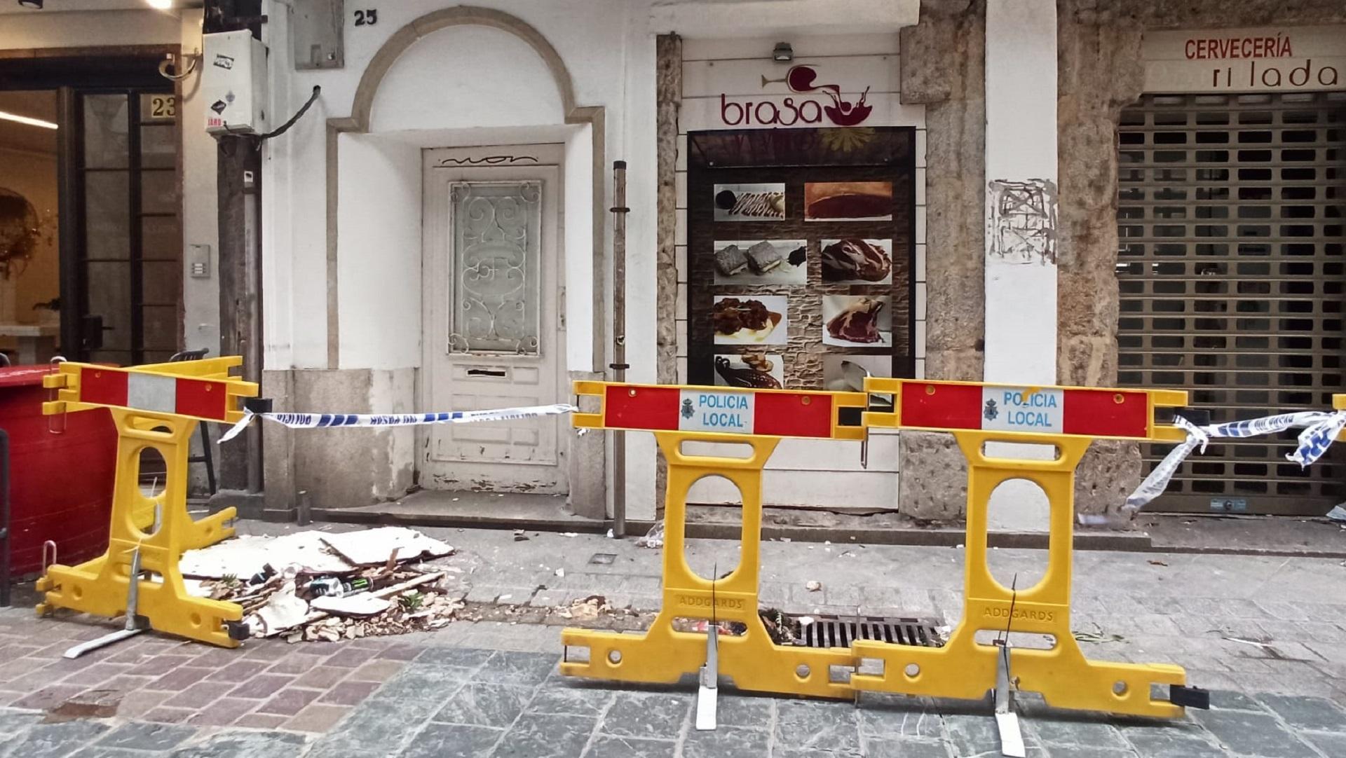 Cascotes y suciedad acumulada en la calle Olmos de A Coruña.