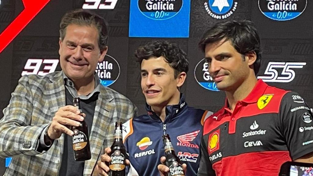 Ignacio Rivera brinda con Marc Márquez y Carlos Sainz.