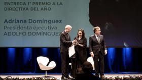 Alfonso Rueda, presidente de la Xunta de Galicia y Francisco Botas, presidente de la zona noroeste de APD, entregándole el premio a Adriana Domínguez, presidenta de Adolfo Domínguez.