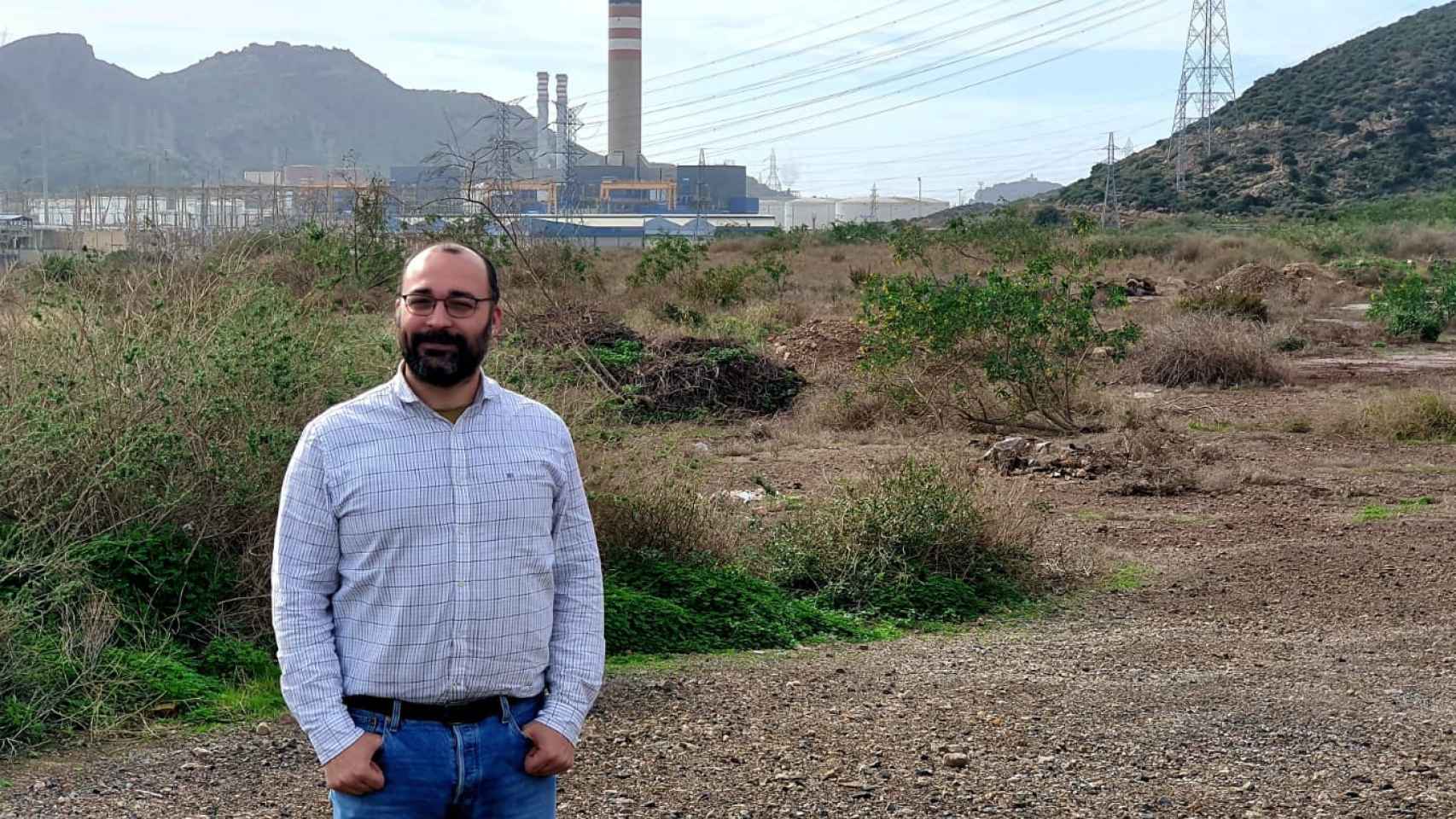El CEO de Vols-Partners, José David Moreno, posando en los terrenos de Escombreras donde promueve la desaladora más grande de Europa.