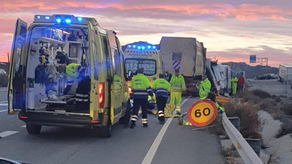 Personal de Emergencias, este miércoles, atendiendo a los dos trabajadores de mantenimiento de carreteras que han sido atropellados por un camión de la basura en la N-301.