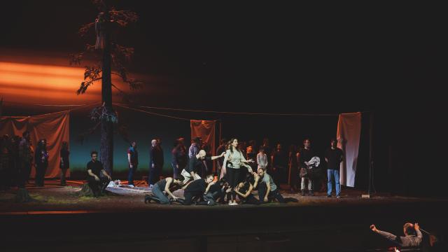 Una utopía cruda y rural en ‘La Sonnambula’ de Bellini en el Teatro Real